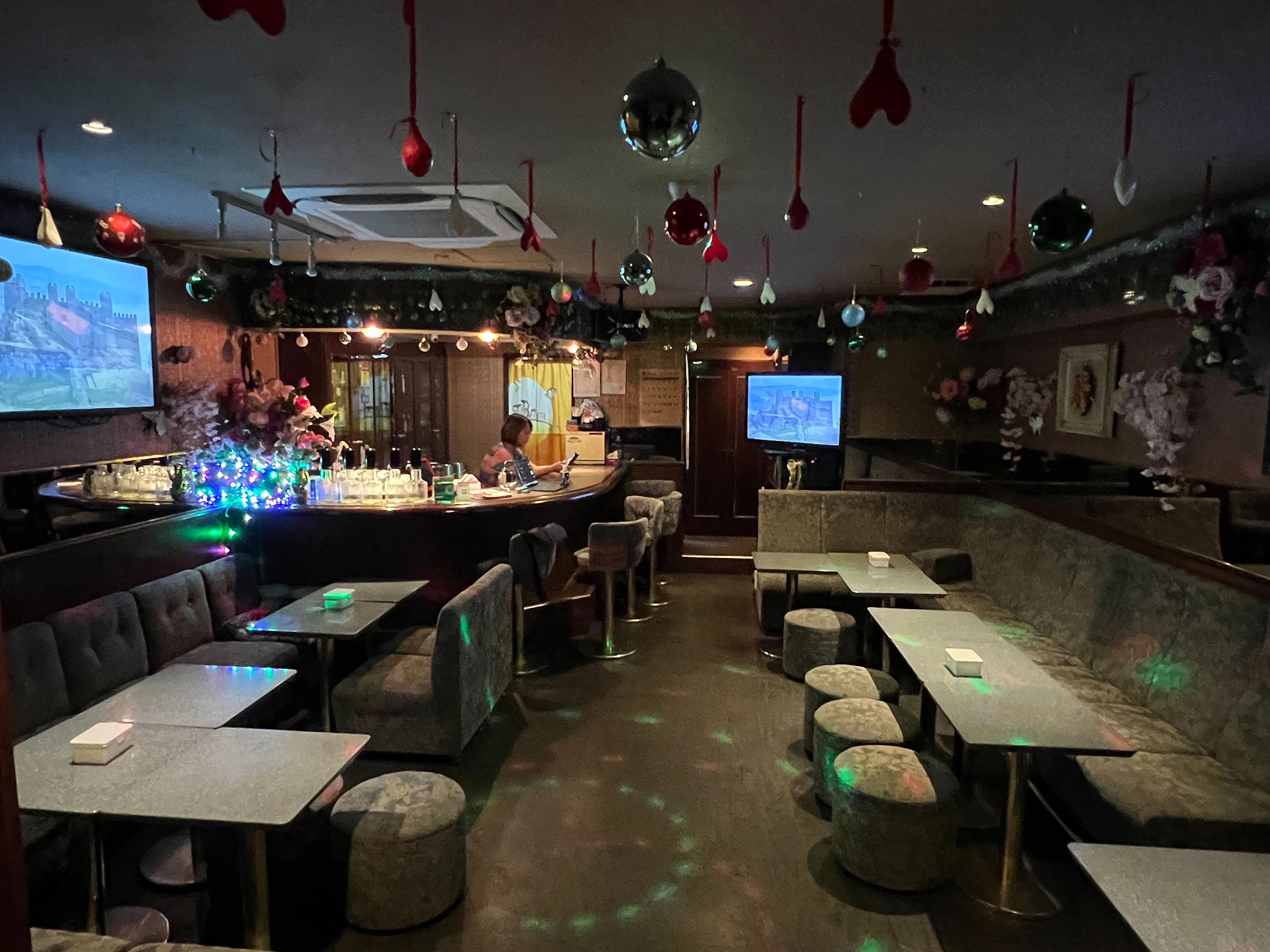 グループでもくつろげる広い店内